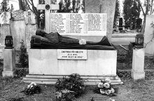 pomník: oběti náletu 25. 8. 1944