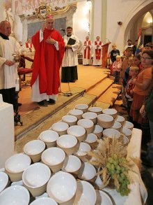 Požehnání eucharistických misek pro bohoslužbu s papežem