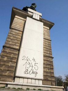 Vandalské posprejování pomníku rudoarmějce v Brně