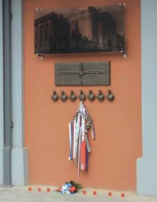 pamětní deska: parašutisté, kteří zahynuli v červnu 1942 v Resslově ulici v Praze