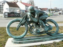 sochařská realizace: Motocyklista