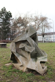 sochařská realizace: kamenná plastika III.
