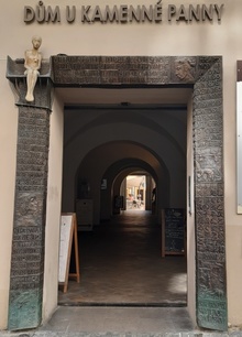 reliéf: Bronzový portál Domu U kamenné panny