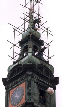 Usazení zrestaurované makovice zpět na věž Nové radnice