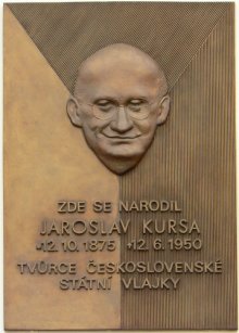 Pamětní deska Jaroslava Kursy umístěná na jeho rodném domě v Blovicích. Foto čerpáno z: http://trhaci.blog.cz/0804/jaroslav-kursa-autor-ceske-statani-vlajky.