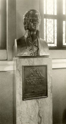 busta: W. A. Mozart