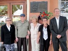 Položení květin k pamětní desce na budově Cyrilometodějské církevní základní školy v Brně