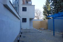 15. 3. 2015 - uvítání nové opony v synagoze v Brně (na fotografii je dvůr opravené synagogy v Brně s přístavbou). 
Snímek pro naši encyklopedii poskytl pan Petr Špunar, děkujeme.