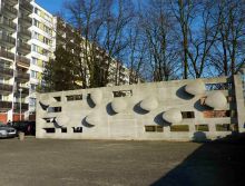 sochařská realizace: Dekorativní zeď u dětského hřiště