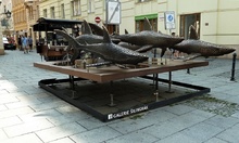 sochařská realizace: Žraloci