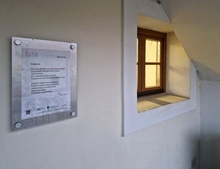 Instalace panelu z projektu Brno poetické - pobočka <i class=