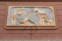 dekorační stěna: Keramický reliéf na průčelí II.