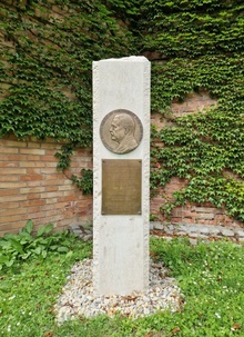 pomník: J. Kříženecký