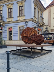 sochařská realizace: Cizí hvězdy