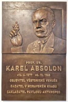 pamětní deska: K. Absolon